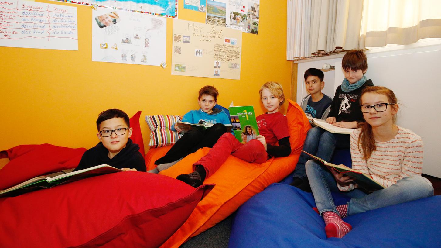 Aktion gemütliches Klassenzimmer: In der extra eingerichteten Lümmelecke können die Schüler auch mal entspannt Vokabeln lernen. Aktion gemütliches Klassenzimmer: In der extra eingerichteten Lümmelecke können die Schüler auch mal entspannt Vokabeln lernen.
