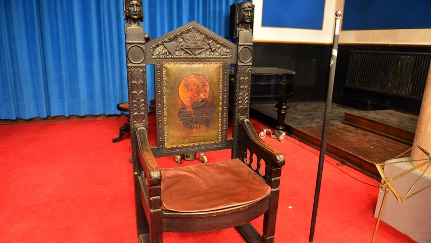 Dieser Stuhl wurde nach der Vereinigung von "Libanon zu den drei Cedern" mit "Germania zur deutschen Treue" von den Germanen übernommen.
