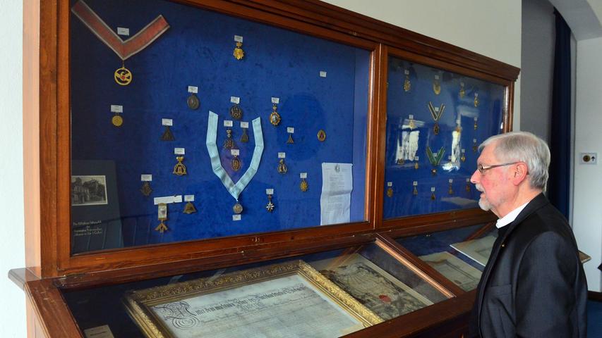 Die Freimaurer sind zwar kein Geheimbund, doch bis heute sind sie von einer Aura des Geheimnisvollen umgeben. Im Logenhaus sind zahlreiche historische Urkunden und alte Abzeichen zu sehen.