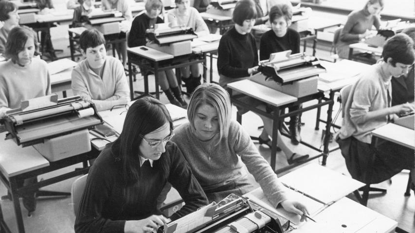 Diese Mädchen haben gerade Unterricht in Maschinenbuchhaltung. Die Schule verfügt über 17 Buchungsmaschinen, von denen jede einen Anschaffungswert von 5500 Mark hat. Hier geht es zum Artikel vom 9. Februar 1967: Technik beflügelt den Unterricht"