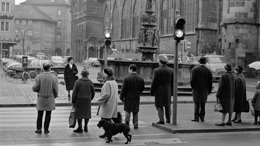 Wenn ein Polizeibeamter in der Nähe ist, sehen die Fußgänger 'rot‘ - hier an der Lorenzkirche sogar im guten Sinn. Hier geht es zum Artikel vom 10. Februar 1967: Mut am falschen Fleck.
