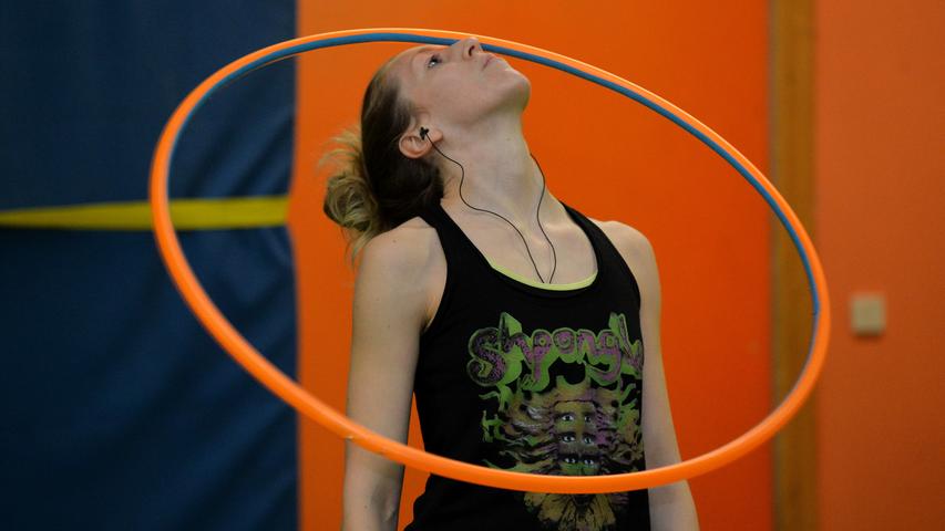 Ganz entspannt lässt diese Sportlerin den Hula-Hoop-Reifen kreisen.