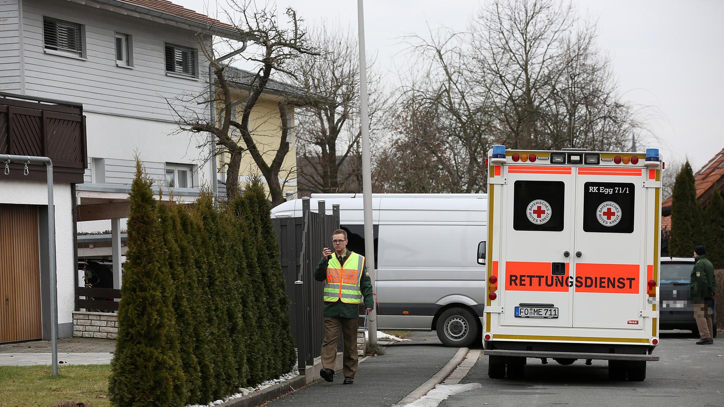 Die Spurensicherung sperrte das Mehrfamilienhaus in Kirchehrenbach unmittelbar nach dem Notruf ab.