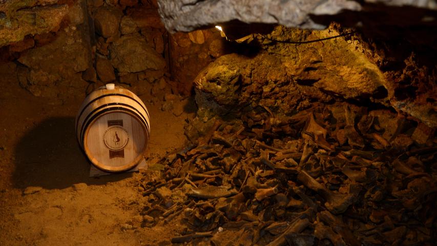 Seit vergangenem Sommer reift ein 50-Liter-Faß mit Zwetschgenbrand in der Höhle. Bayerische Edelbrandsommeliers
 ...