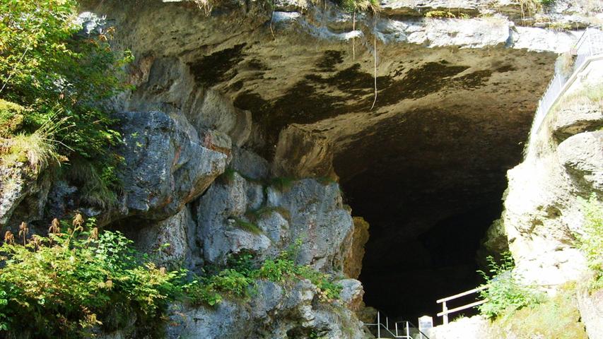 Ungewöhnlich ist schon der Eingang. "Ein gewaltiges Felsportal, das 80 Meter tief in den Berg hineinragt, haben andere Höhlen nicht", erklärt Karl-Josef Deinlein, Betriebsleiter der Teufelshöhle. 