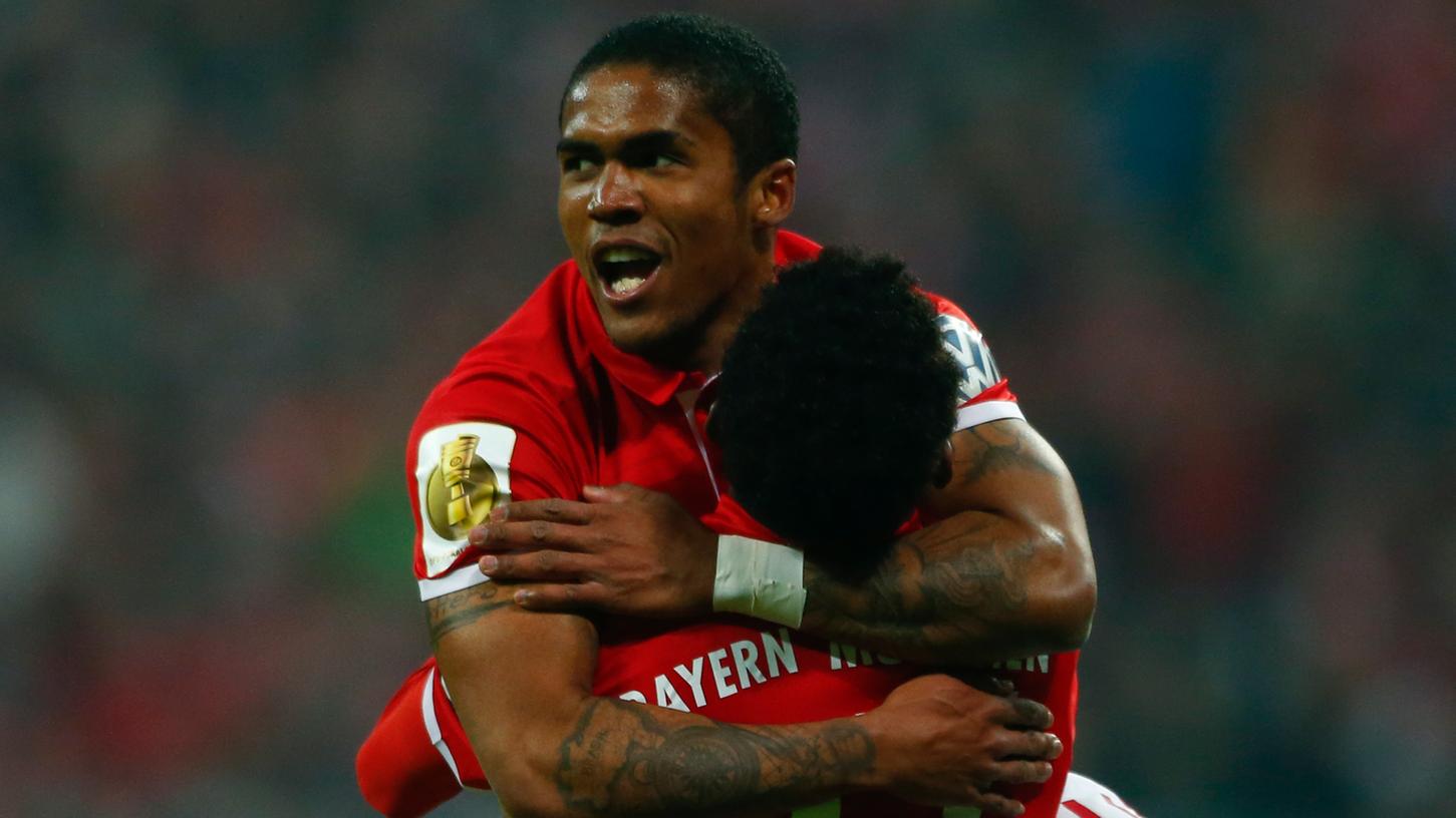 Jubel bei den Bayern: Douglas Costa schießt die Münchner ins Viertelfinale. Jubel bei den Bayern: Douglas Costa schießt die Münchner ins Viertelfinale.