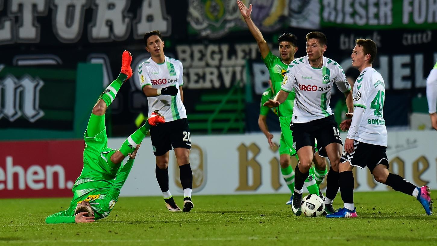 Brutale Aktion: Kleeblatt-Abräumer Adam Pinter sorgte dafür, dass Fürth gegen Gladbach rund 70 Minuten in Unterzahl agieren musste. Brutale Aktion: Kleeblatt-Abräumer Adam Pinter sorgte dafür, dass Fürth gegen Gladbach rund 70 Minuten in Unterzahl agieren musste.