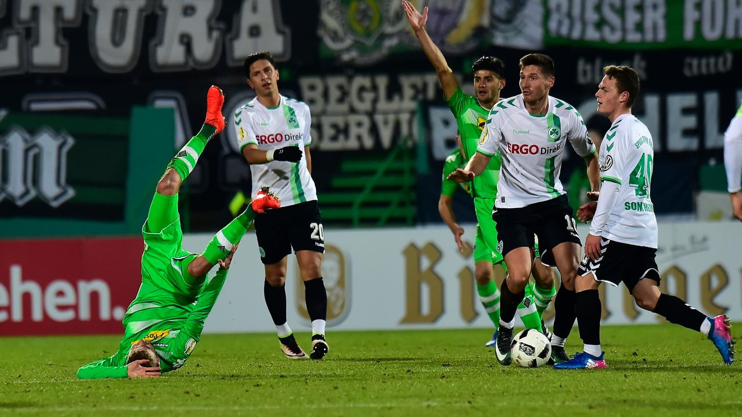 Brutale Aktion: Kleeblatt-Abräumer Adam Pinter sorgte dafür, dass Fürth gegen Gladbach rund 70 Minuten in Unterzahl agieren musste.