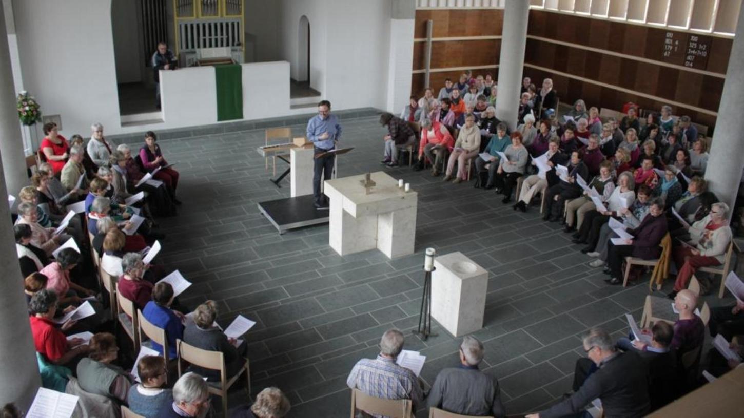 Das Sängerkreisforum übt in der evangelischen Kirche.