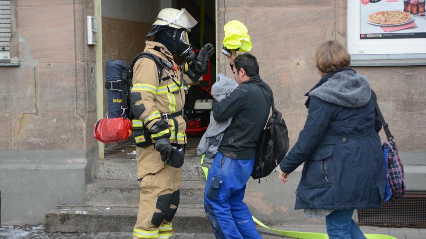 Zimmerbrand in Fürther Mehrfamilienhaus: Drei Verletzte