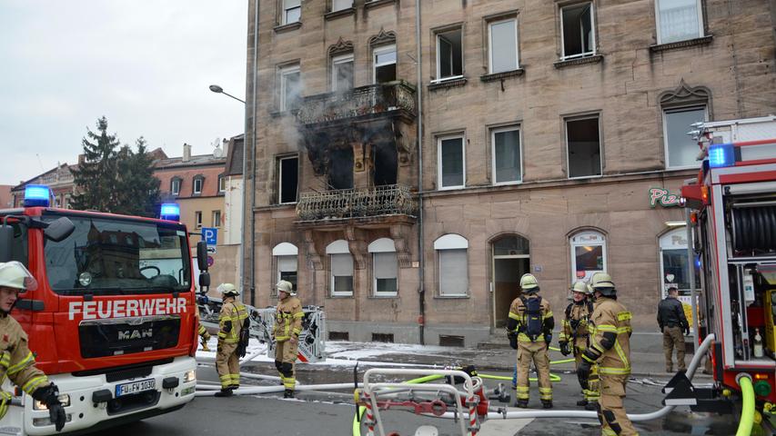 Zimmerbrand in Fürther Mehrfamilienhaus: Drei Verletzte
