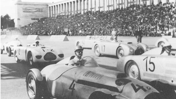 In der Premierenausgabe 1947 sausten nur Motorräder um die Steintribüne, ab 1949 auch Autos. Die Piloten saßen stilecht mit Lederhandschuhen und Brille am Steuer.