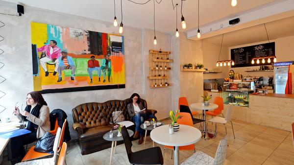 Ein Stück Berlin nach Nürnberg bringen. Das war das Ziel von Cem Tuna, als er sein Café Milch und Zucker in der Fürther Straße eröffnete. Nun engagiert sich der Restaurantfachmann auch gegen die Verschwendung von Lebensmitteln. Anstatt im Müll landen übriggebliebene, hausgemachte Kuchen, Sandwiches, belegte Sesamkringel oder auch Obstsalate in den mitgebrachten Behältern der Nutzer von "Too good to go".