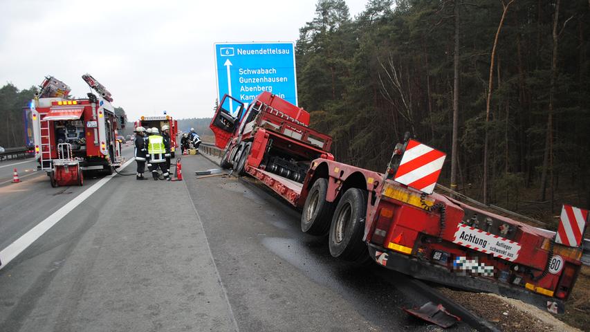 Unfall auf der A6: Lastwagen hing schräg in der Leitplanke