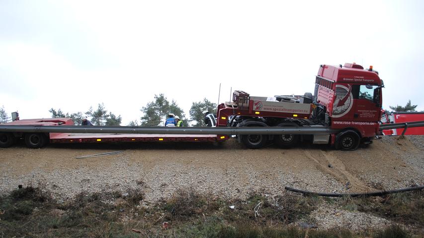 Unfall auf der A6: Lastwagen hing schräg in der Leitplanke