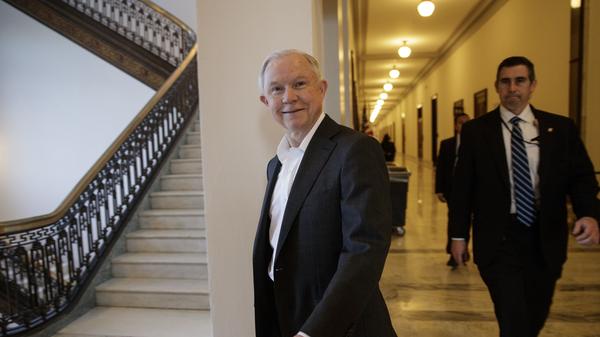 Nach einer hochaggressiven Debatte hat der US-Senat den republikanischen Hardliner Jeff Sessions als Justizminister der Regierung von Donald Trump bestätigt. Für den 70-Jährigen Trump-Gefolgsmann, dem einstige rassistische Äußerungen vorgehalten werden, stimmten 52 Senatoren, es gab 47 Gegenstimmen aus dem Lager der oppositionellen Demokraten.