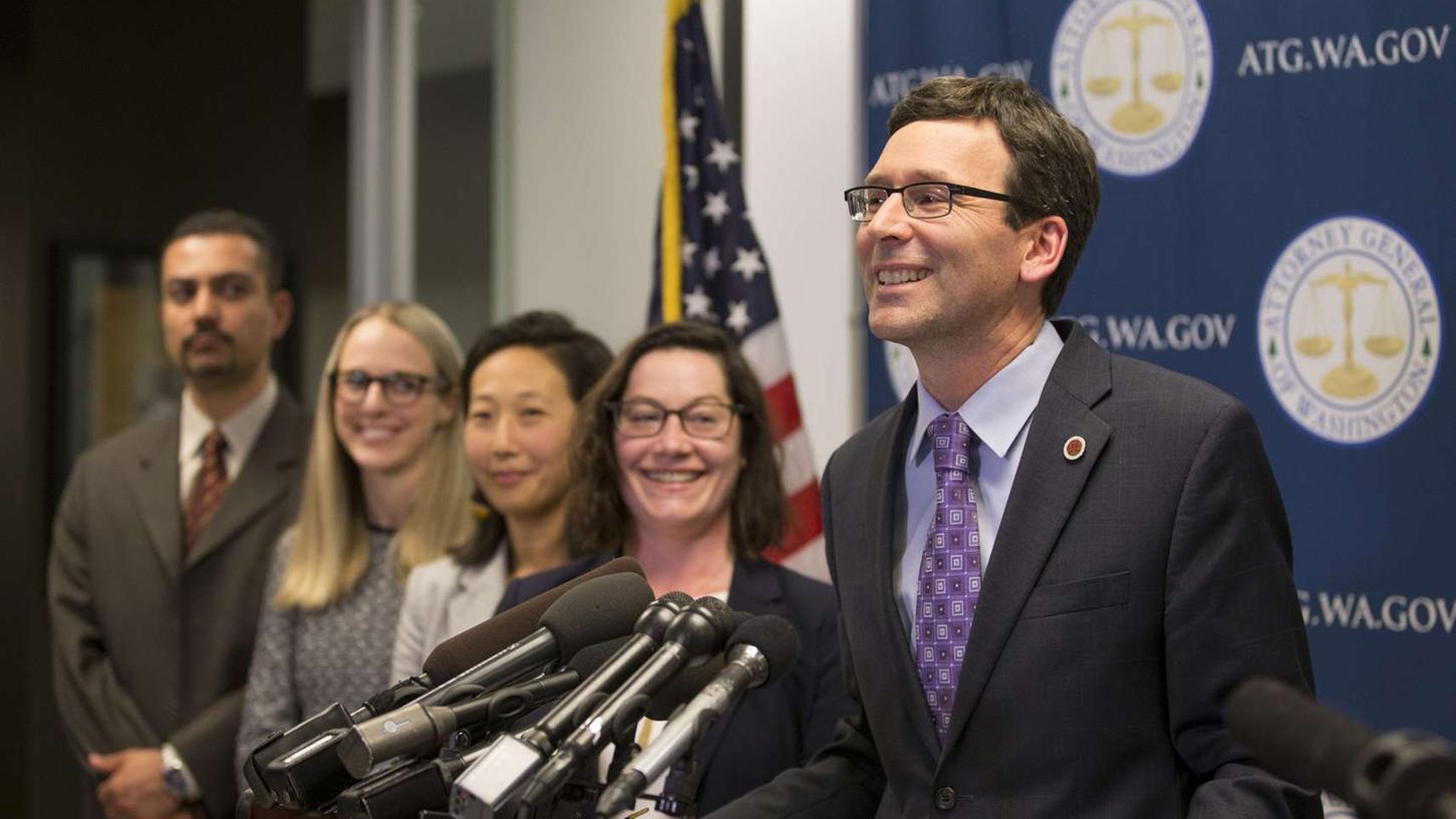 Bob Ferguson, Vertreter des klagenden Bundesstaates Washington, lächelt bei der Pressekonferenz in seinem Büro in Seattle, als er die Entscheidung des Gerichts kommentiert.