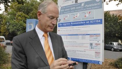 Die Parkzeit wird mit einer SMS vom Handy bezahlt Die Parkzeit wird mit einer SMS vom Handy bezahlt