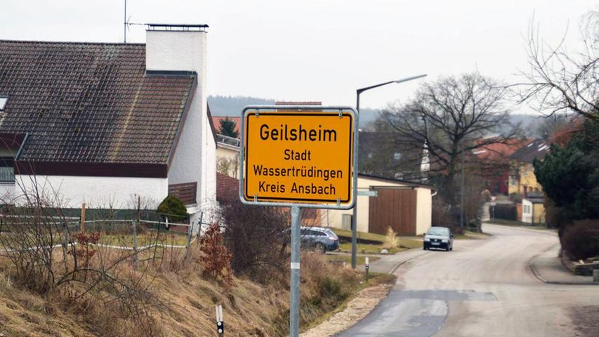 Wer aus Geilsheim kommt, hat wahrlich kein leichtes Los. Wenn man telefonisch etwas bestellt, ist mit ungläubigen Nachfragen zu rechnen. Schließlich könnte der völlig ernsthafte Geilsheimer ja seinen unbedarften Gesprächspartner auf den Arm genommen haben. Der durchaus rühmliche Bedeutungswandel, den das kleine Wörtchen "geil" durch die Jugendsprache in jüngster Zeit erfahren hat, dürfte Balsam für die Seelen geplagter Geilsheimer gewesen sein, denn endlich wird ihrem schönen Ort wieder seine eigentliches Element zugestanden. Geil kommt nämlich ursprünglich von "lustig" und "lüstern", was ja durchaus nah beeinander liegen kann. Wie im übrigen auch Geilsheim und der nahe Turtelberg, zu dem man in früheren Zeiten sicher so manches Mal Arm in Arm für zweisame Stunden spaziert ist. Die Moderne hat den Spaziergängen aber wohl Abbruch getan, man bleibt vielleicht lieber vor dem Fernseher für sich und so nahm die Einwohnerzahl des Örtchens nahe Wassertrüdingen in den vergangenen Jahren stetig ab. Das aber wollten die Geilsheimer nicht zulassen und so riefen sie 1999 das Turtelbergfest ins Leben und das ist eben auch nach 18 Jahren kein bisschen erwachsen sondern einfach nur, Entschuldigung, geil. Wer aus Geilsheim kommt, hat wahrlich kein leichtes Los. Wenn man telefonisch etwas bestellt, ist mit ungläubigen Nachfragen zu rechnen. Schließlich könnte der völlig ernsthafte Geilsheimer ja seinen unbedarften Gesprächspartner auf den Arm genommen haben. Der durchaus rühmliche Bedeutungswandel, den das kleine Wörtchen "geil" durch die Jugendsprache in jüngster Zeit erfahren hat, dürfte Balsam für die Seelen geplagter Geilsheimer gewesen sein, denn endlich wird ihrem schönen Ort wieder seine eigentliches Element zugestanden. Geil kommt nämlich ursprünglich von "lustig" und "lüstern", was ja durchaus nah beeinander liegen kann. Wie im übrigen auch Geilsheim und der nahe Turtelberg, zu dem man in früheren Zeiten sicher so manches Mal Arm in Arm für zweisame Stunden spaziert ist. Die Moderne hat den Spaziergängen aber wohl Abbruch getan, man bleibt vielleicht lieber vor dem Fernseher für sich und so nahm die Einwohnerzahl des Örtchens nahe Wassertrüdingen in den vergangenen Jahren stetig ab. Das aber wollten die Geilsheimer nicht zulassen und so riefen sie 1999 das Turtelbergfest ins Leben und das ist eben auch nach 18 Jahren kein bisschen erwachsen sondern einfach nur, Entschuldigung, geil.