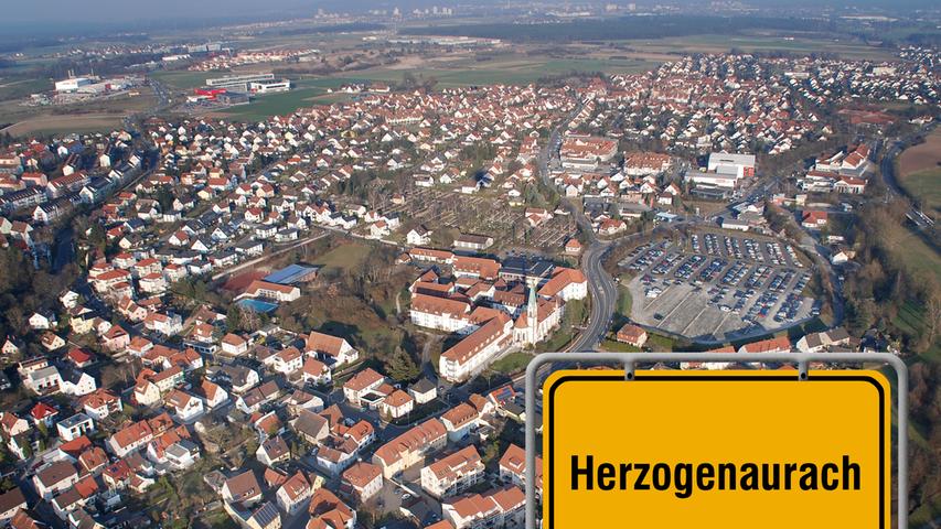 Herzogenaurach ist ein Ort, der vor allem die Herzen von Sportlern höher schlagen lässt, residieren hier doch die beiden Sportartikelhersteller adidas und Puma, gegründet in den 1920er-Jahren von den Brüdern Adi und Rudolf Dassler. Wer die Geschichte der beiden Unternehmen kennt, weiß, dass es trotz der örtlichen Nähe zwischen den beiden Sportgiganten alles andere als herzlich zugeht. Das überträgt sich auch auf die Bewohner der Stadt, die ihre Heimstatt zwar liebevoll "Herzi" nennen, zu Mitstädtern, die bei der "falschen" Firma arbeiten, aber ganz und gar nicht herzlich, sondern mitunter auch sehr herzlos sein können. Wenn sich nun ein Puma-Girl und ein adidas-Boy verlieben, so kann man nur hoffen, dass sie von weit her gekommen sind und sich den Streit der Städter nicht zu Herzen nehmen, so dass es trotz des falschen Arbeitsplatzes keine gebrochenen Herzen gibt. Ansonsten hilft vielleicht nur ein Umzug nach: ... Herzogenaurach ist ein Ort, der vor allem die Herzen von Sportlern höher schlagen lässt, residieren hier doch die beiden Sportartikelhersteller adidas und Puma, gegründet in den 1920er-Jahren von den Brüdern Adi und Rudolf Dassler. Wer die Geschichte der beiden Unternehmen kennt, weiß, dass es trotz der örtlichen Nähe zwischen den beiden Sportgiganten alles andere als herzlich zugeht. Das überträgt sich auch auf die Bewohner der Stadt, die ihre Heimstatt zwar liebevoll "Herzi" nennen, zu Mitstädtern, die bei der "falschen" Firma arbeiten, aber ganz und gar nicht herzlich, sondern mitunter auch sehr herzlos sein können. Wenn sich nun ein Puma-Girl und ein adidas-Boy verlieben, so kann man nur hoffen, dass sie von weit her gekommen sind und sich den Streit der Städter nicht zu Herzen nehmen, so dass es trotz des falschen Arbeitsplatzes keine gebrochenen Herzen gibt. Ansonsten hilft vielleicht nur ein Umzug nach: ...