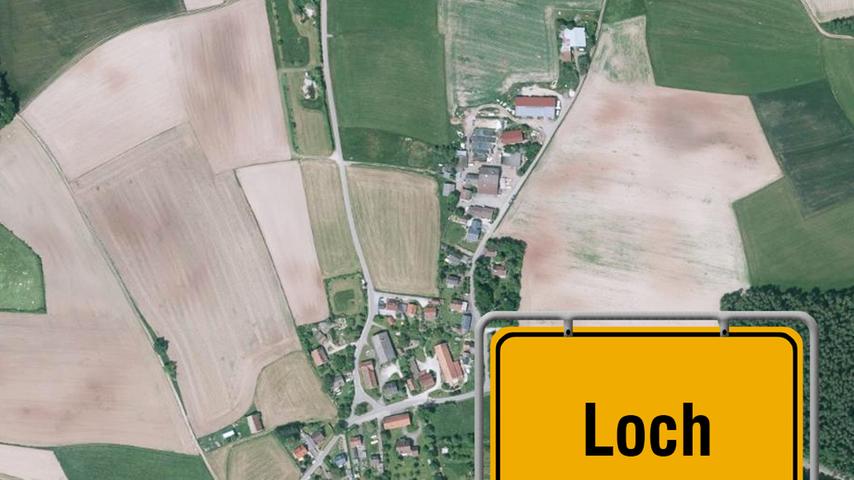 In einem Loch, da will eigentlich keiner wohnen. Das idyllisch auf einer Waldlichtung nahe Stein und Roßtal im Landkreis Fürth gelegene Dörfchen hat aber dennoch einen gewissen Charme. Daher rührt auch sein Name, nähmlich von "Loh", einem alten Wort für Lichtung - und nicht wie, Nein, das mag ich jetzt lieber nicht schreiben. Jedenfalls, der Wald um die Lichtung Loch ist inzwischen doch etwas licht geworden, was auch an der in den 1970er-Jahren einsetzenden Bautätigkeit gelegen haben könnte. Aber woran die gelegen hat? Vielleicht doch nicht etwa an so manchem Spaziergang im damals noch idyllischen Wald? In einem Loch, da will eigentlich keiner wohnen. Das idyllisch auf einer Waldlichtung nahe Stein und Roßtal im Landkreis Fürth gelegene Dörfchen hat aber dennoch einen gewissen Charme. Daher rührt auch sein Name, nähmlich von "Loh", einem alten Wort für Lichtung - und nicht wie, Nein, das mag ich jetzt lieber nicht schreiben. Jedenfalls, der Wald um die Lichtung Loch ist inzwischen doch etwas licht geworden, was auch an der in den 1970er-Jahren einsetzenden Bautätigkeit gelegen haben könnte. Aber woran die gelegen hat? Vielleicht doch nicht etwa an so manchem Spaziergang im damals noch idyllischen Wald?
