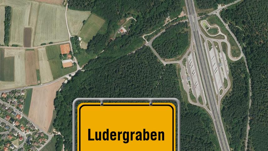 Regelmäßige Nutzer der Autobahn A 3 wissen, dass sie sich nicht verguckt haben: Der Parkplatz, an dem sie gerade vorbeirauschen, heißt wirklich Ludergraben. Das gleichnamige, benachbarte Bächlein schlängelt sich stattliche sieben Kilometer durch den Sebalder Reichswald und hat sogar einen Zulauf, den Hühnerbrunngraben ... Nun ist es mit dem Luder so wie mit interessanten Theater- und Fernsehrollen: Die edlen und kuschelnden Charaktere sind nicht die reizvollen, sondern eher die abgründigen und gebrochenen.