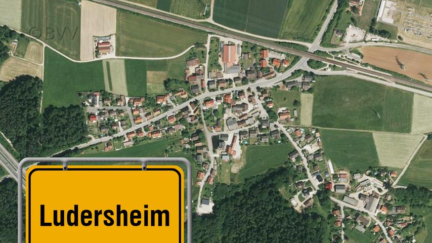 ... Und so ist das Luder-Dasein nicht nur eine Wunschvorstellung von vielen, sondern eine geradezu notwendige Ausprägung, damit unser Leben die ganze Amplitude ausschöpfen kann. Luder-Sein hat viel mit dem Spieltrieb zu tun und der ist zunächst einmal moralisch zweckfrei. Im Deutschen wird Luder ja gerne mit liederlich in Verbindung gebracht. Da kann ich aber nur sagen: Nur die Bösen haben keine Lieder. Alle anderen leben die Luder-Seite hoffentlich auch mal aus. Es muss ja nicht gerade auf diesem Parkplatz sein... ... Und so ist das Luder-Dasein nicht nur eine Wunschvorstellung von vielen, sondern eine geradezu notwendige Ausprägung, damit unser Leben die ganze Amplitude ausschöpfen kann. Luder-Sein hat viel mit dem Spieltrieb zu tun und der ist zunächst einmal moralisch zweckfrei. Im Deutschen wird Luder ja gerne mit liederlich in Verbindung gebracht. Da kann ich aber nur sagen: Nur die Bösen haben keine Lieder. Alle anderen leben die Luder-Seite hoffentlich auch mal aus. Es muss ja nicht gerade auf diesem Parkplatz sein...