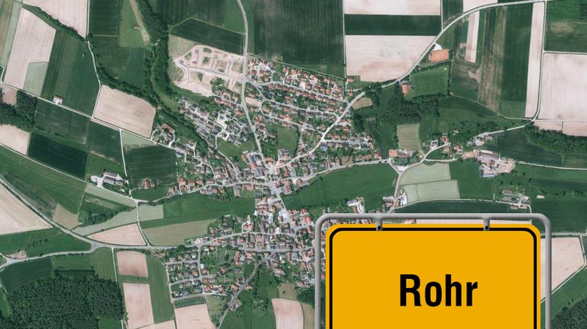Volles Rohr sagt man ja gerne mal naiv unschuldig, wenn man sich besonders anstrengt oder manchmal, dann schon nicht mehr so naiv, ein gewisses Bedürfnis hat. Bei Männern geht das ja oftmals miteinander einher und löst nicht selten eine herzliche Zuneigung zu anderen Menschen aus. Wie das in Rohr im Landkreis Roth in früheren Zeiten so war, kann man nur mutmaßen. Fest steht jedenfalls, dass sein Gemeindegebiet erstmals als Besitztum des Klosters Emmeram zu Regensburg urkundlich erwähnt wurde. Die Keuschheit der geistlichen Männer geht wohl auch manchmal mit einem pardon, sie wissen schon, einher. Es verwundert deshalb wohl nicht, dass es nahe Rohr die sogenannte Christenmühle gibt. Ob dieser Name aber nun von heimlichen Besuchen tonsurtragender Liebhaber bei der schönen Müllerin Christa Müller herrührt, ist nicht überliefert. Fest steht, Rohr verdankt seinen Namen vor allem dem Schilfrohr, das an den Ufern der Schwabach so üppig wucherte, aber auch dieses bietet sich ja für den ein oder anderen romantischen Spaziergang an. Volles Rohr sagt man ja gerne mal naiv unschuldig, wenn man sich besonders anstrengt oder manchmal, dann schon nicht mehr so naiv, ein gewisses Bedürfnis hat. Bei Männern geht das ja oftmals miteinander einher und löst nicht selten eine herzliche Zuneigung zu anderen Menschen aus. Wie das in Rohr im Landkreis Roth in früheren Zeiten so war, kann man nur mutmaßen. Fest steht jedenfalls, dass sein Gemeindegebiet erstmals als Besitztum des Klosters Emmeram zu Regensburg urkundlich erwähnt wurde. Die Keuschheit der geistlichen Männer geht wohl auch manchmal mit einem pardon, sie wissen schon, einher. Es verwundert deshalb wohl nicht, dass es nahe Rohr die sogenannte Christenmühle gibt. Ob dieser Name aber nun von heimlichen Besuchen tonsurtragender Liebhaber bei der schönen Müllerin Christa Müller herrührt, ist nicht überliefert. Fest steht, Rohr verdankt seinen Namen vor allem dem Schilfrohr, das an den Ufern der Schwabach so üppig wucherte, aber auch dieses bietet sich ja für den ein oder anderen romantischen Spaziergang an.