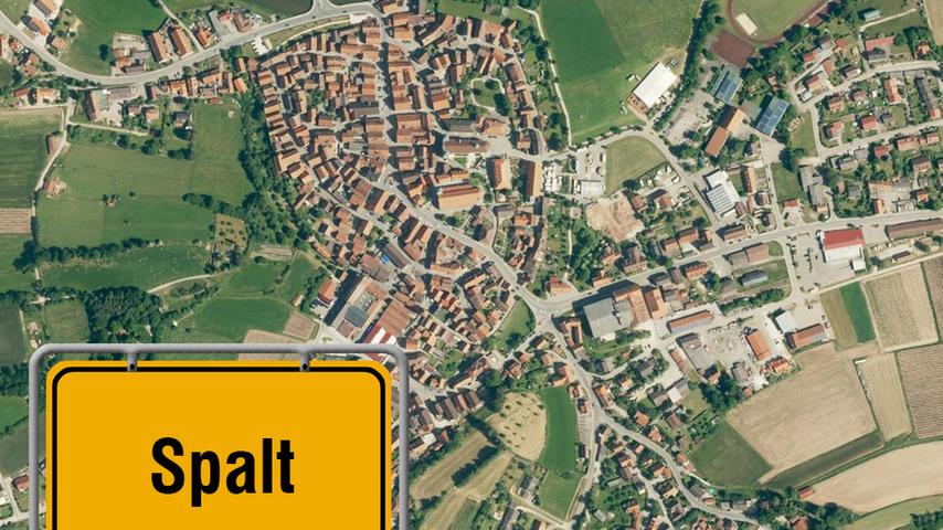 "In Spalt, in Spalt, da wern die Leit gar oid", geht ein Sprüchlein über die Bewohner der schmucken Kleinstadt im südwestlichen Landkreis Roth. Eingebettet in ein Hopfenanbaugebiet mit sachten Hügeln lässt es sich dort gut leben. Das könnte auch daran liegen, dass die Spalter ein lebenslustiges Völkchen sind. An Fasching spalten die Spalter Fleckli gern die Menge und ziehen feierlustiges Volk aus dem ganzen Umland an - in früheren Zeiten soll das allerdings auch an den schönen Spalterinnen gelegen haben. Von einem weiter oben angesiedelten Körperteil, das im Volksmund nach dem keuschen Spalt benannt ist, ganz zu schweigen. Mit der Keuschheit freilich ist's heutzutage anders und so werden die Spalter gerne belacht, wenn sie ihren Ortsnamen an der Obi-Kasse sagen müssen. Die freilich stört das gar nicht, denn die bereits erwähnte Lebenslust lässt sich dieser Menschenschlag nicht versauen. Und so geht der eingangs erwähnte Spruch folgendermaßen zu Ende: "Sie können nix dafür', des macht des goude Bier." "In Spalt, in Spalt, da wern die Leit gar oid", geht ein Sprüchlein über die Bewohner der schmucken Kleinstadt im südwestlichen Landkreis Roth. Eingebettet in ein Hopfenanbaugebiet mit sachten Hügeln lässt es sich dort gut leben. Das könnte auch daran liegen, dass die Spalter ein lebenslustiges Völkchen sind. An Fasching spalten die Spalter Fleckli gern die Menge und ziehen feierlustiges Volk aus dem ganzen Umland an - in früheren Zeiten soll das allerdings auch an den schönen Spalterinnen gelegen haben. Von einem weiter oben angesiedelten Körperteil, das im Volksmund nach dem keuschen Spalt benannt ist, ganz zu schweigen. Mit der Keuschheit freilich ist's heutzutage anders und so werden die Spalter gerne belacht, wenn sie ihren Ortsnamen an der Obi-Kasse sagen müssen. Die freilich stört das gar nicht, denn die bereits erwähnte Lebenslust lässt sich dieser Menschenschlag nicht versauen. Und so geht der eingangs erwähnte Spruch folgendermaßen zu Ende: "Sie können nix dafür', des macht des goude Bier."