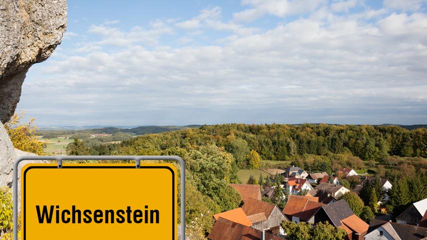 Manchmal scheint es geeignet, in Erinnerung zu rufen, dass Jesus von einem Doppelgebot der Liebe gesprochen hat. "Liebe Deinen Nächsten wie Dich selbst." Da ist also die Zuwendung zu einem andern gemeint, ob in karitativer, empathischer, sozialer oder erotisch-sexueller Art und Weise. Diese Liebe funktioniert aber nur, wenn auch ein gutes Stücken Eigenliebe mit im Spiel ist. Was das mit Wichsenstein zu tun hat? Je nun, man tut sich einmal wirklich mal was Gutes, wenn man sich in die VGN-Linie 222 setzt und diesen freundlichen Ortsteil südwestlich von Gößweinstein erkundet. Die Attraktion im Ort ist neben der Pfarrkirche St. Erhard (übrigens ein wirklich seltener Heiliger!) der Wichsensteiner Fels, der von einer so harten Konsistenz ist, dass er auch Kletterern halt gibt. Alles andere bleibt dem Kopfkino vorbehalten.