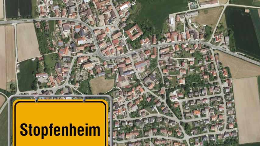 Es kann bisweilen eine vergnügliche Aufgabe sein, eine Galerie über erotische Ortsnamen beschriften zu dürfen. Die wahre Erfüllung erfährt der Gourmet erotischer Ortsnamens-Literatur aber an diesem wunderschönen Ortsteil von Ellingen im Landkreis Weißenburg-Gunzenhausen. Denn Stopfenheim ist Teil des sogenannten erotischen Dreiecks, dass der Ort gemeinsam mit Sammenheim und Dittenheim in unmittelbarer geografischer Nähe bildet. So kann es wohl auch vorkommen, dass eine Dittenheimerin und ein Sammenheimer füreinander entbrennen. Und um der Liebe Raum zu geben, bietet sich natürlich ein Umzug in ein gemeinsames Liebesnest an. Es kann bisweilen eine vergnügliche Aufgabe sein, eine Galerie über erotische Ortsnamen beschriften zu dürfen. Die wahre Erfüllung erfährt der Gourmet erotischer Ortsnamens-Literatur aber an diesem wunderschönen Ortsteil von Ellingen im Landkreis Weißenburg-Gunzenhausen. Denn Stopfenheim ist Teil des sogenannten erotischen Dreiecks, dass der Ort gemeinsam mit Sammenheim und Dittenheim in unmittelbarer geografischer Nähe bildet. So kann es wohl auch vorkommen, dass eine Dittenheimerin und ein Sammenheimer füreinander entbrennen. Und um der Liebe Raum zu geben, bietet sich natürlich ein Umzug in ein gemeinsames Liebesnest an.