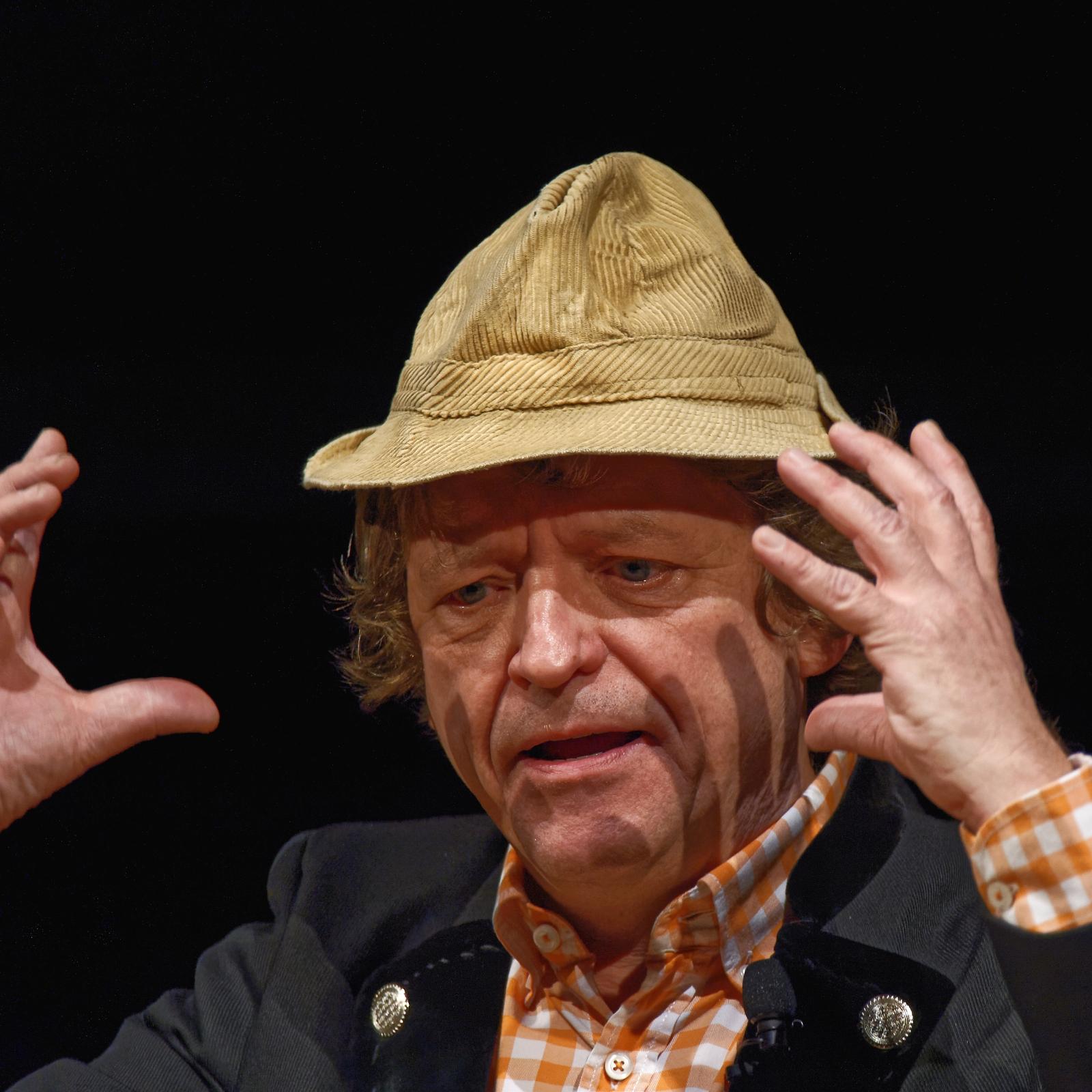 Wir verstehen, was Erwin Pelzig sagt. Aufgemerkt!