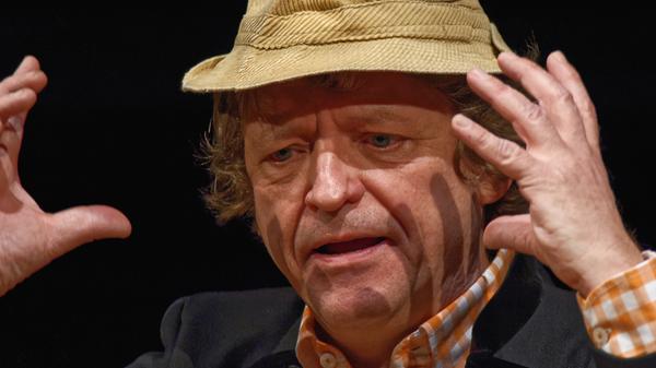 Wir verstehen, was Erwin Pelzig sagt. Aufgemerkt!