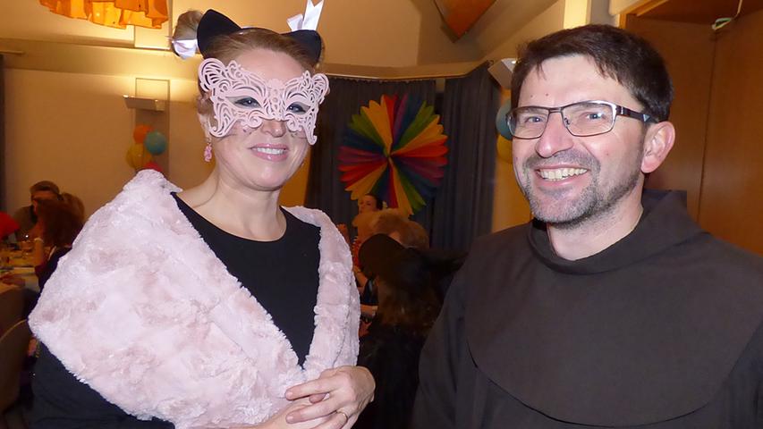 Gößweinsteins Pfarrer Pater Flavian Michali als Franziskaner "verkleidet" mit Marktgemeinderätin Daniela Drummer (FWG) in Zartrosa.
