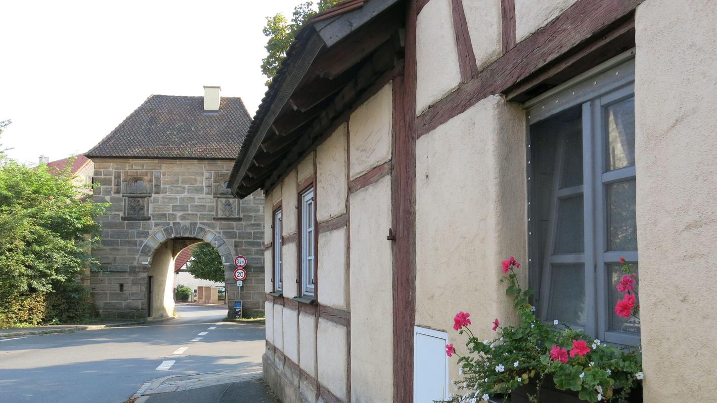 Die historischen Stadttore, hier das Forchheimer Tor, sind Nadelöhre durch die nur ein Auto passt.