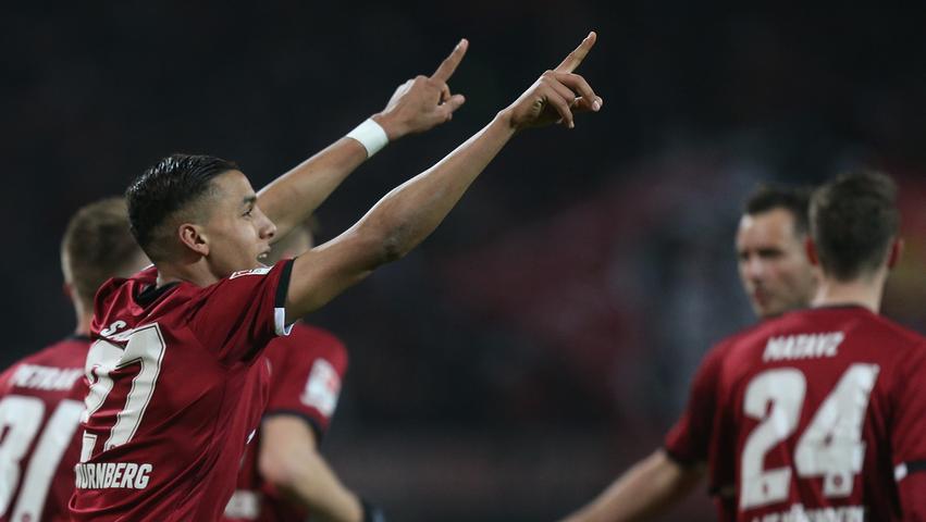 Abdelhamid wer? Ach ja! Der im Winter zu den Profis beförderte Abdelhamid Sabiri schlug in der Restsaison bei den Rot-Schwarzen mächtig ein. In der zweiten Halbserie markierte dieser in neun Partien fünf Treffer für den FCN - und galt auch aufgrund seiner ansprechenden Ballfertigkeiten zwischenzeitlich als Shootingstar in Nürnberg. Beim Club trat der von Superspürnase Dieter Nüssing bei den Sportfreunden aus Siegen entdeckte Edeltechniker zunächst als begeisternder, später aber nur noch nervender Ballartist in Erscheinung. Nach einer grauenhaften Transferposse verabschiedete sich der hochbegabte Deutsch-Marokkaner im Sommer 2017 zu Huddersfield Town. Natürlich nicht jedoch, ohne den fortan ehemaligen Mannschaftskameraden vom Club über sein Smartphone unnötige Mitteilungen zu senden. "Schule sollte das nicht machen", kommentierte Andreas Bornemann, als der Spuk vorbei und der Problem-Profi in der Premier League gelandet war, die letztlich erfolgreichen Freipressversuche der talentierten Offensivspielers. Abdelhamid wer? Ach ja! Der im Winter zu den Profis beförderte Abdelhamid Sabiri schlug in der Restsaison bei den Rot-Schwarzen mächtig ein. In der zweiten Halbserie markierte dieser in neun Partien fünf Treffer für den FCN - und galt auch aufgrund seiner ansprechenden Ballfertigkeiten zwischenzeitlich als Shootingstar in Nürnberg. Beim Club trat der von Superspürnase Dieter Nüssing bei den Sportfreunden aus Siegen entdeckte Edeltechniker zunächst als begeisternder, später aber nur noch nervender Ballartist in Erscheinung. Nach einer grauenhaften Transferposse verabschiedete sich der hochbegabte Deutsch-Marokkaner im Sommer 2017 zu Huddersfield Town. Natürlich nicht jedoch, ohne den fortan ehemaligen Mannschaftskameraden vom Club über sein Smartphone unnötige Mitteilungen zu senden. "Schule sollte das nicht machen", kommentierte Andreas Bornemann, als der Spuk vorbei und der Problem-Profi in der Premier League gelandet war, die letztlich erfolgreichen Freipressversuche der talentierten Offensivspielers.