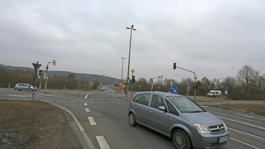Die Pöllinger Kreuzung wird verschwinden: Radfahrer und Fußgänger sollen auf einer Brücke über den Ring geführt werden.