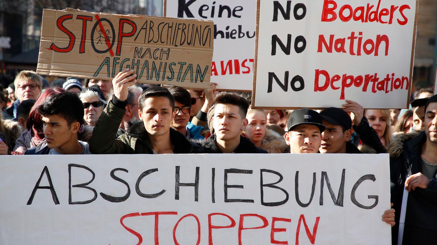 Hunderte demonstrierten vor der Nürnberger Lorenzkirche für Bleiberecht und gegen Abschiebungen nach Afghanistan.