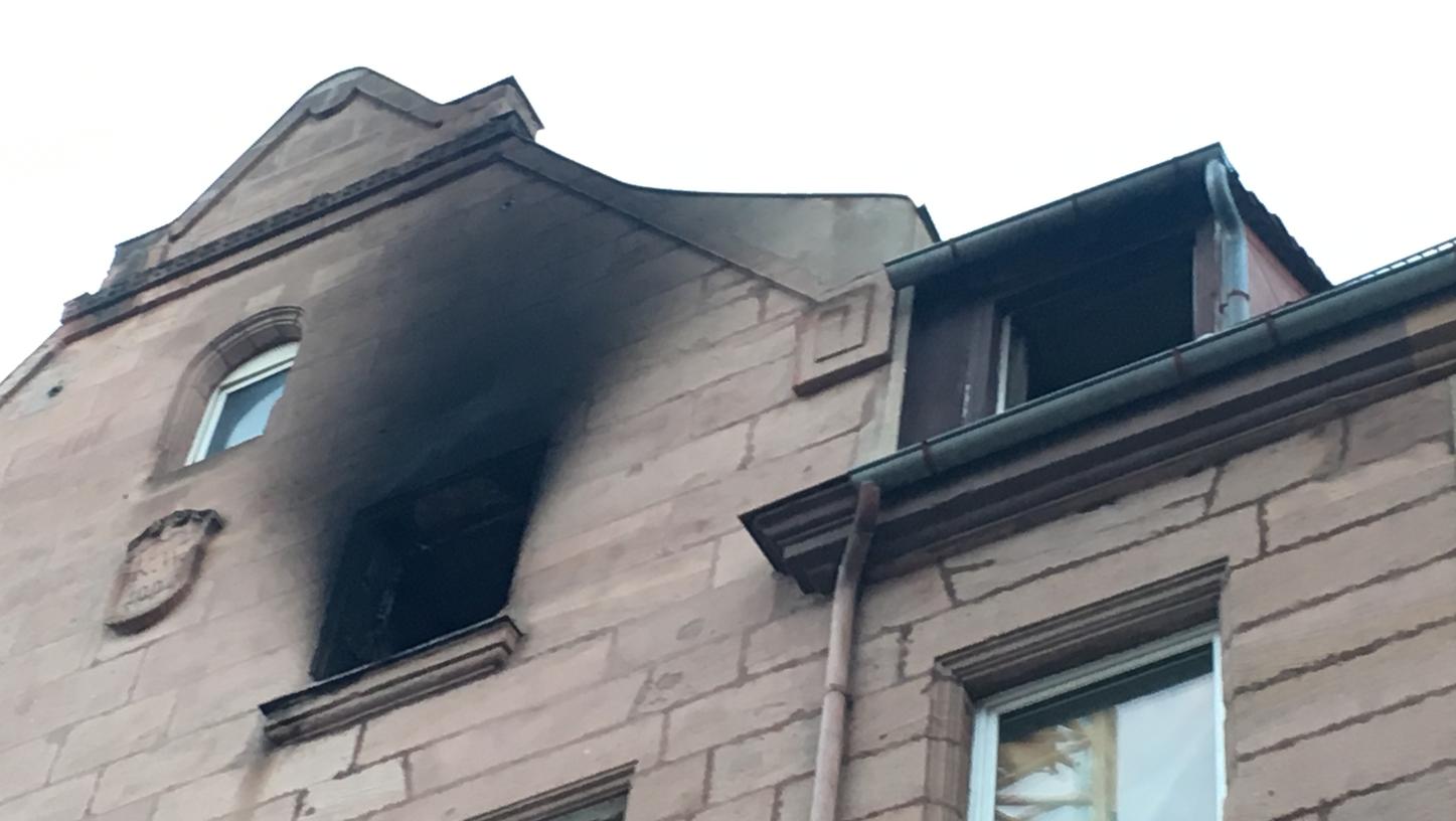 Der Rauch, der aus der Wohnung zog, war über mehrere Häuserblocks hinweg zu sehen.