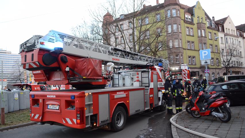 Alarm in der Herbartstraße: Flammen schlagen aus Wohnung