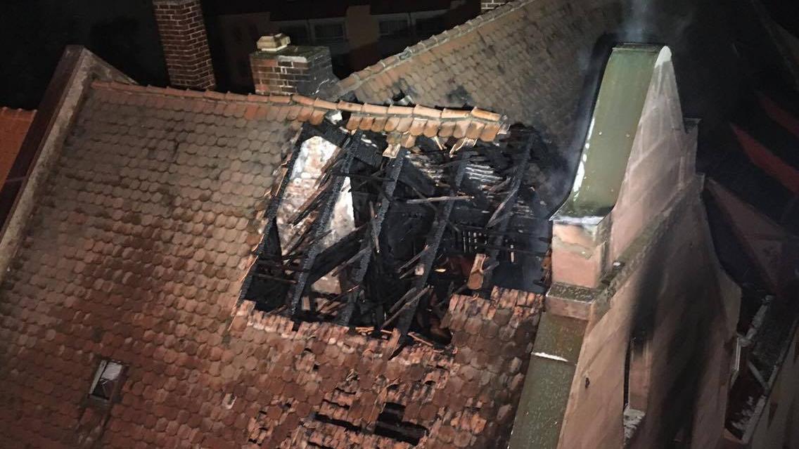 Das Feuer vor etwa drei Wochen hat den Dachstuhl des Hauses in der Herbartstraße völlig zerstört.