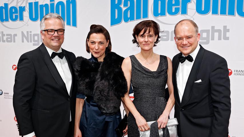 Mercedes-Niederlassungsleiter Andreas Rabitz (links) mit Ehefrau Sylvia, mit Bundestagskandidat Sebastian Brehm und Lebensgefährtin Barbara Hauerstein.