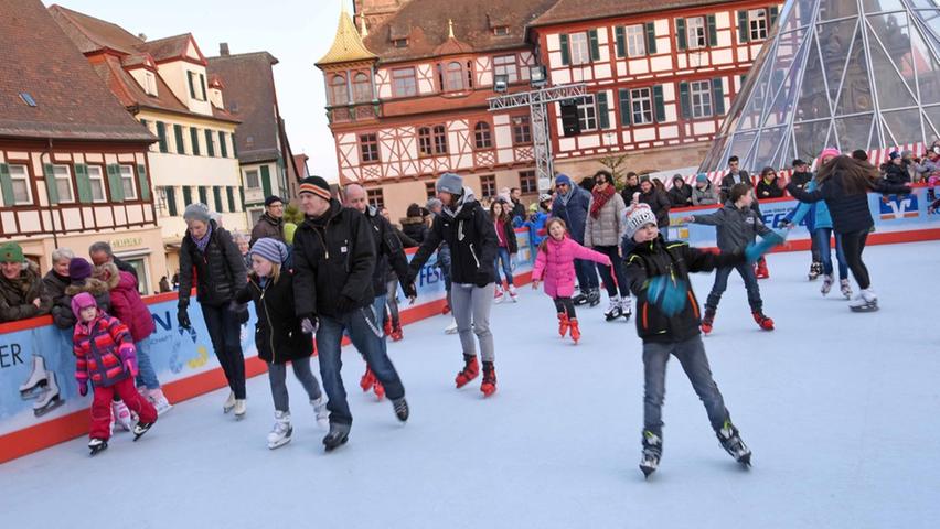 Eislauf zur Eröffnung der Schwabacher Kunsstoff-Arena