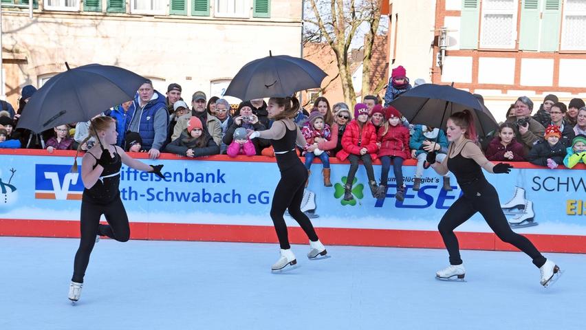 Eislauf zur Eröffnung der Schwabacher Kunsstoff-Arena