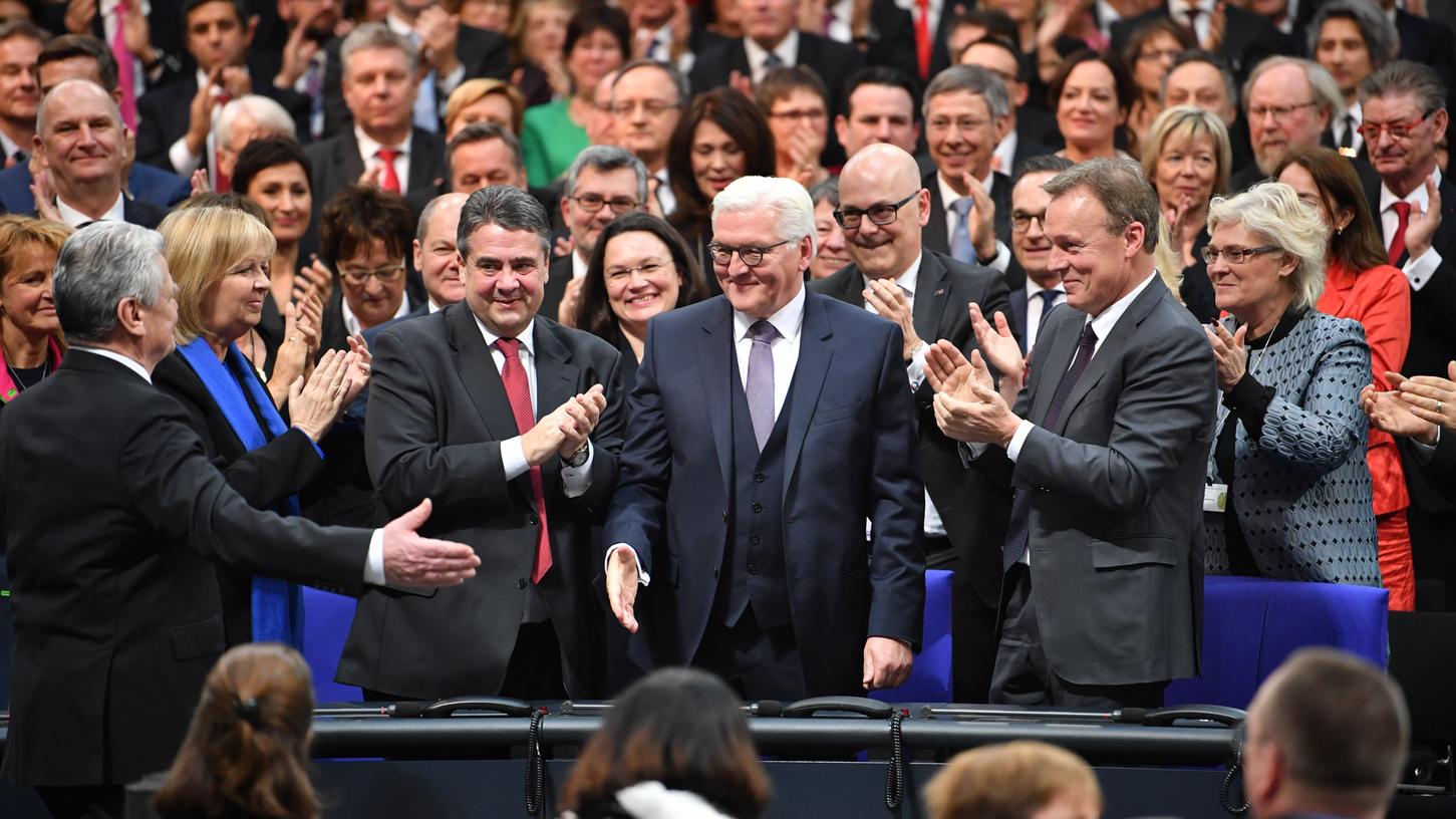 Frank-Walter Steinmeier wird von allen Seiten beglückwünscht. Er ist soeben zum Bundespräsidenten gewählt worden.