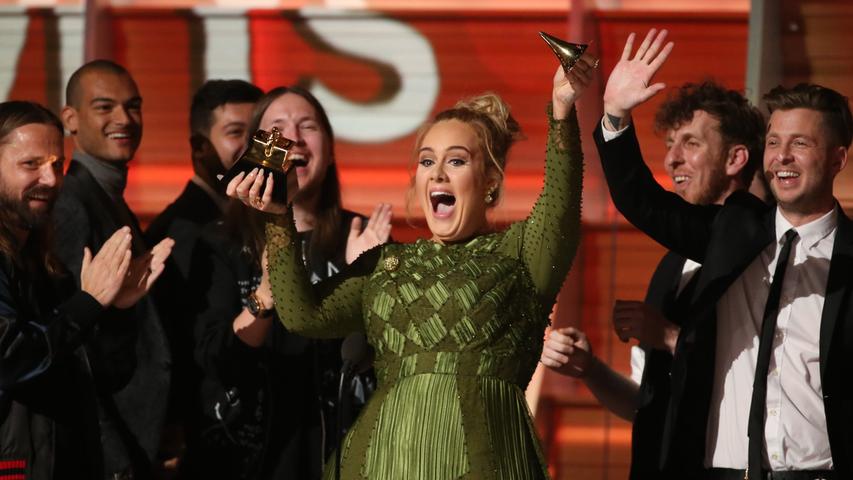 Übrigens drückte Adele an diesem Abend auch ihre Bewunderung für Kollegin Beyoncé aus: "Ich möchte, dass Du meine Mami bist."