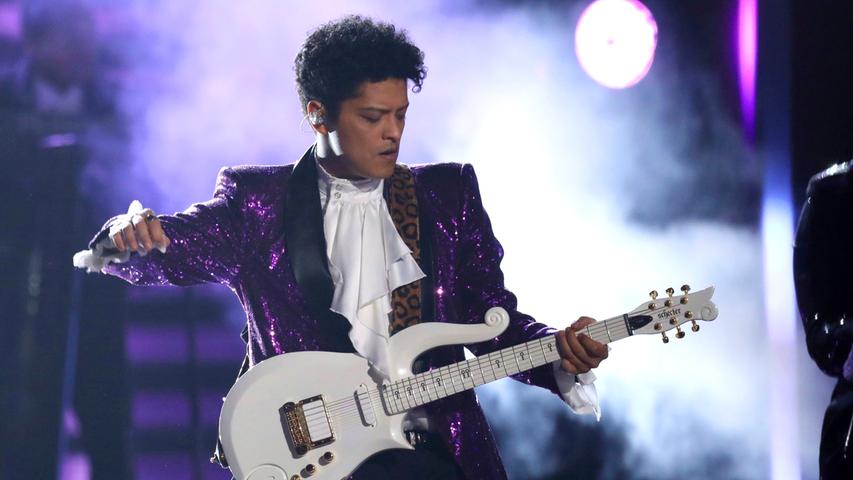 Eine besondere Ehrung an Prince legte Sänger Bruno Mars hin - nicht nur das Bühnenbild erinnerte an den 2016 verstorbenen Künstler, sondern auch das Outfit von Mars.
