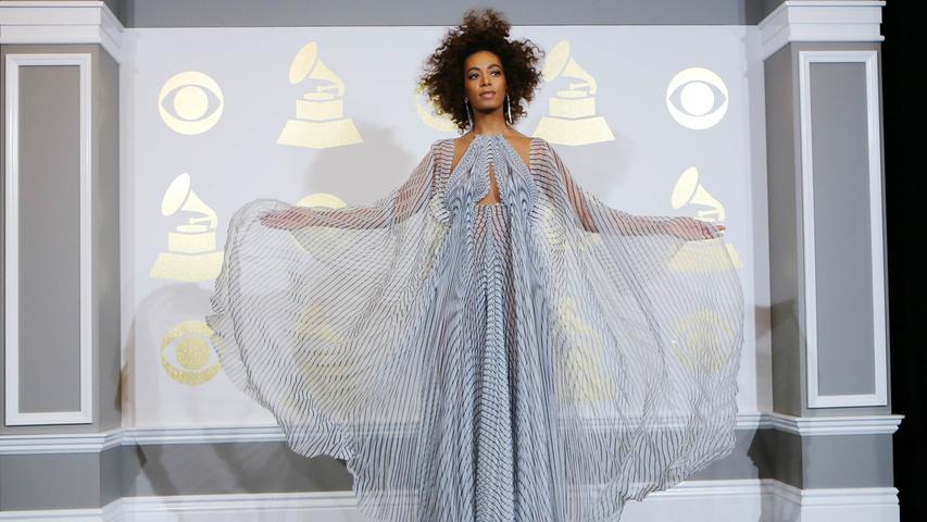 Familie Knowles musste sich bei ihrer Grammy-Statistik nicht alleine auf ihre Tochter Beyoncé verlassen: Auch Schwester Solange nahm eine Trophäe mit - für "Cranes In The Sky" gab es die Auszeichnung für die "Best R&B Performance".