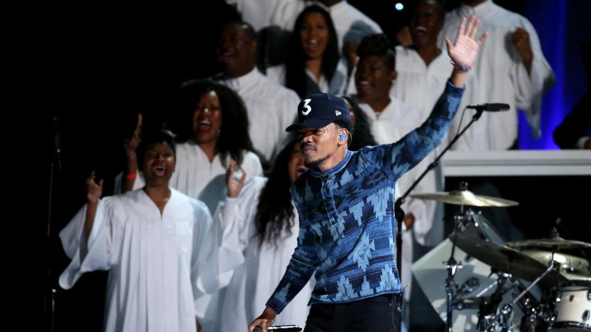 Chance The Rapper sahnte das goldene Grammophon in der Kategorie "Best Rap Performance" ab. Da jubelte nicht nur der Gospelchor auf der Bühne.