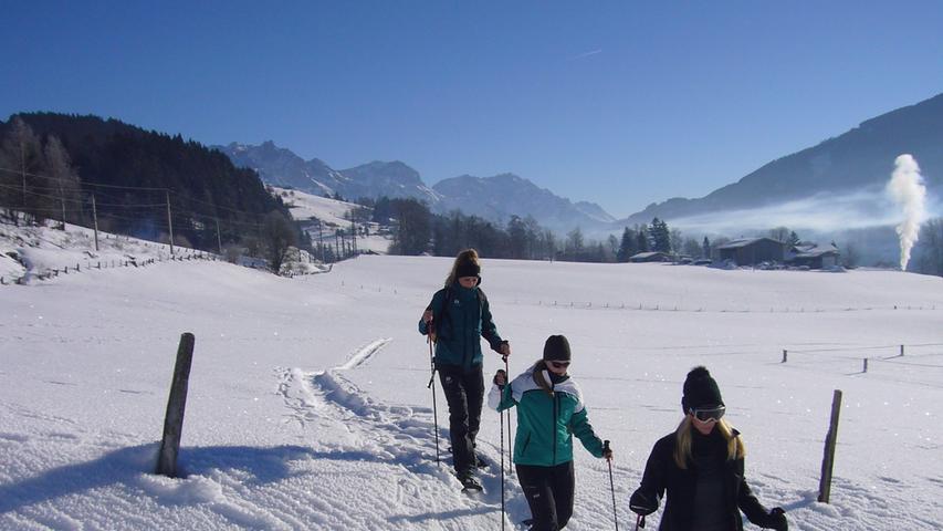 Auf der Sonnenseite des Pinzgaus: Von Leogang aus kann man mit Schneeschuhen über tiefverschneite Wiesen und durch Wälder zu Almen und Aussichtspunkten wandern.